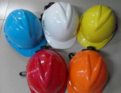 紅色安全帽比黃色帽結(jié)實？不公平？儀器檢測出真相